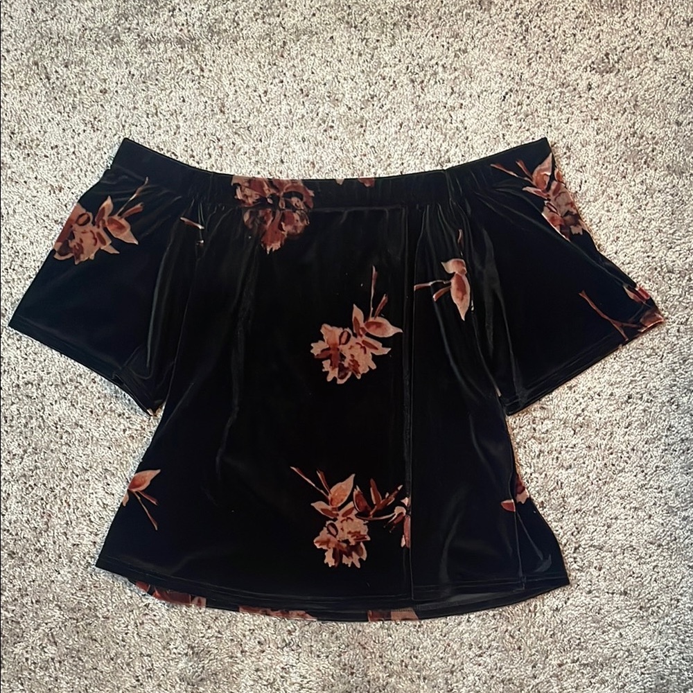 BKE Boutique Black Floral Velvet Off The Shoulder Woman’s Top Size Medium